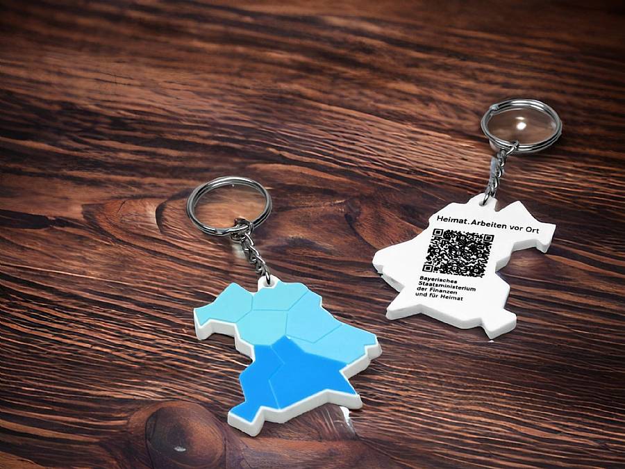 Individuelle Schlüsselanhänger aus PVC in Sonderformen und Pantonefarben.