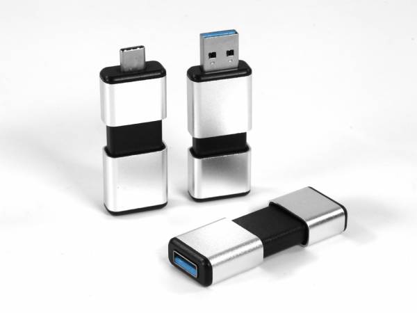 USB-Stick mit dualer Schnittstelle und modernem Design, ideal für individuelles Branding und Firmenlogos.