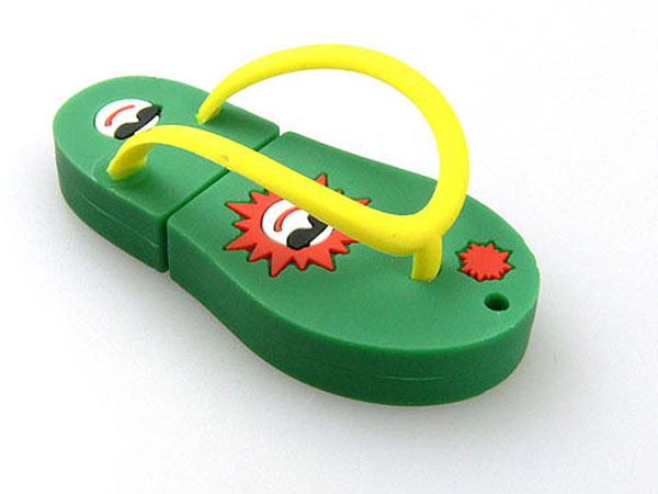 Bunter Flip-Flop-USB-Stick in Form einer Sandale mit individuellem Druckbereich für Logos. Ideal als sommerliches Werbegeschenk.