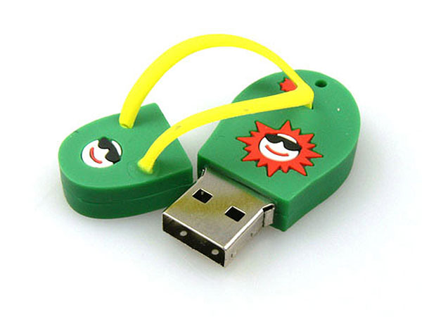 USB-Stick in Form einer Flip-Flop-Sandale, grün mit gelben Akzenten und Platz für individuelle Bedruckung.