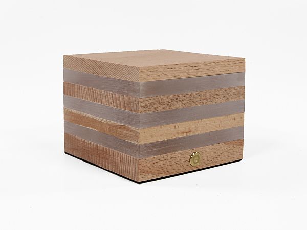 Dimmbare Cubusleuchte aus Holz