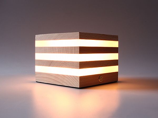 Dimmbare Cubusleuchte aus Holz