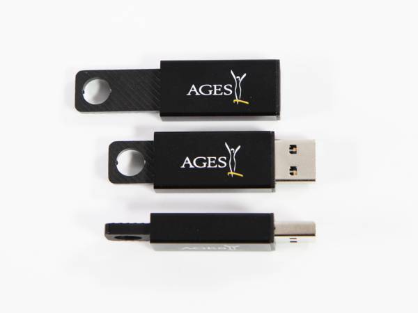 Drei individuell gestaltbare USB-Sticks in Schwarz mit Platz für Ihr Firmenlogo. Ideal für Werbezwecke und Präsentationen.