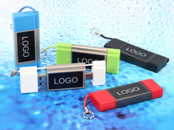 Bunte USB-Sticks in verschiedenen Designs mit Platz für ein individuelles Firmenlogo. Praktisch und vielseitig einsetzbar.