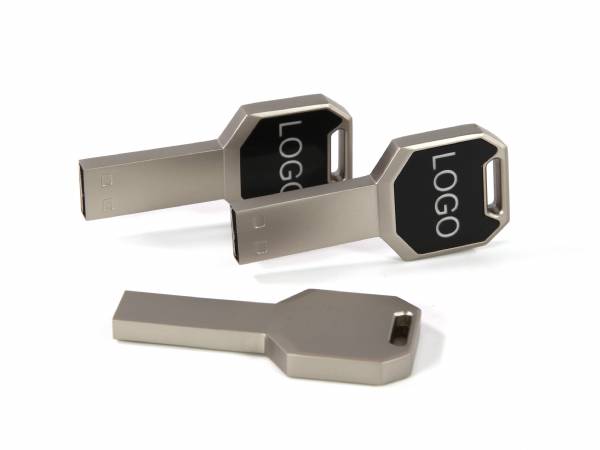 USB-Stick in Form eines Schlüssels mit hochwertigem Gehäuse und platzierbarem Logo-Bereich für individuelle Gestaltung.