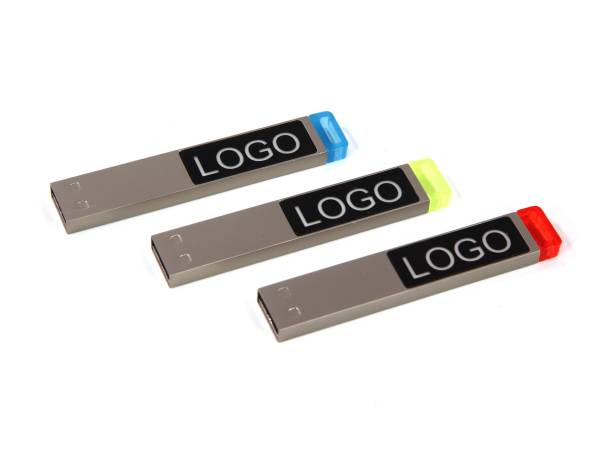 Drei USB-Sticks in verschiedenen Farben mit Platz für ein individuelles Logo auf der Oberfläche.