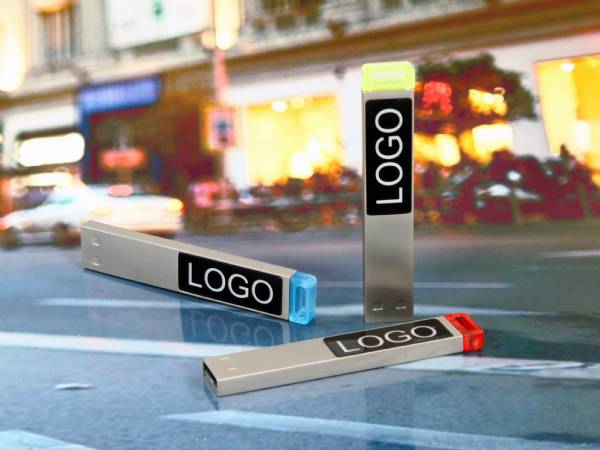 USB-Sticks in Silber mit bunten Enden und Fläche für individuelles Logo, ideal für Werbezwecke und Marketingaktionen.