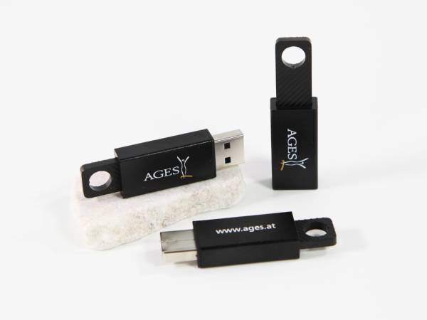 USB-Stick in modernem Schwarz mit Platz für individuelles Logo und praktischem Anhänger für einfache Handhabung.