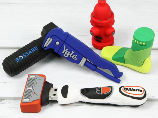 Bunte USB-Sticks in kreativen Formen wie einem Rasierer, einer Feuerwehrhydrant und Gummistiefeln, ideal für Werbezwecke.