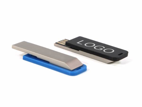 USB-Stick in schlanker Bauweise mit Platz für individuelles Logo, kombiniert mit einem blauen Kunststoffsockel.