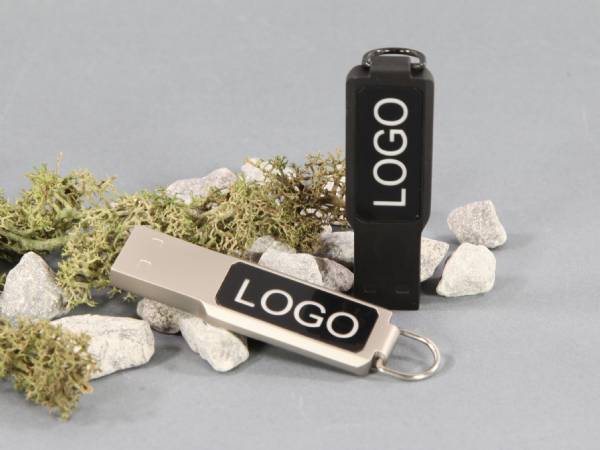 USB-Sticks in Schwarz und Silber mit Platz für individuelles Logo, um Firmenbranding optimal zu präsentieren.
