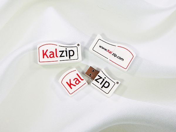 USB-Stick mit auffälligem Kalzip-Design und individuellem Platz für Logo-Druck, ideal für Werbezwecke.