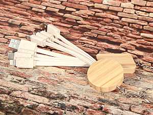 full eco ladekabel bio kunststoff holz natur schluesselanhänger beide