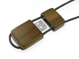 USB-Stick in dunkelbraunem Holzdesign mit Kordel zum Tragen und Platz für individuelles Logo.