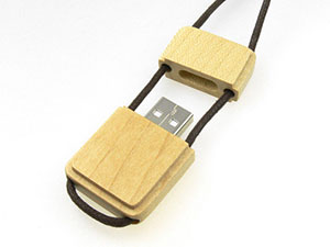 USB-Stick aus hellem Holz mit Schnur, ideal für individuelles Branding und als praktischer Werbeartikel.