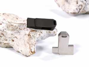 Moderne USB-Sticks in Schwarz und Silber, ideal für individuelle Logo-Drucke und als Werbegeschenk geeignet.