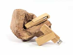 USB-Stick aus Holz im modernen Design, ideal für individuelle Logo-Drucke und umweltfreundliche Werbung.