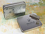USB-Stick in einer eleganten Metallbox, mit floralem Design und Platz für ein individuelles Logo.