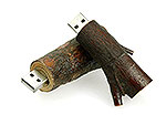 Holz-USB-Stick in Ast-Design, ideal für individuelle Werbedrucke und kreative Präsentationen.