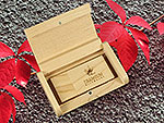 Holz-USB-Stick in eleganter Präsentationsbox mit individueller Gravur für personalisierte Geschenke oder Werbezwecke.