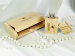 Holz-USB-Stick in eleganter Verpackung mit Platz für individuelle Gravuren und Logo-Druck. Ideal für Werbezwecke.