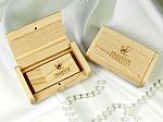USB-Stick und Geschenkbox aus Holz mit eingraviertem Logo, ideal für Werbezwecke und Kundenpräsente.