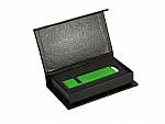 Mini-Magnetklappbox mit grünem USB-Stick, elegant verpackt in schwarzem Schaumstoff-Inlay für individuelle Beschriftungen.