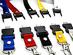 Bunte Lanyards mit USB-Sticks, verschiedenen Farben und Platz für individuelles Branding. Ideal für Events und Promotions.