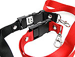 Hochwertiges Lanyard in Schwarz und Rot mit integriertem USB-Stick und Platz für ein individuelles Logo-Design.