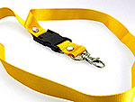 Gelbes Lanyard mit praktischem Clipverschluss für Schlüssel oder Ausweise, ideal für Messen und Veranstaltungen.