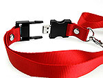 Rotes Lanyard mit integriertem USB-Stick, ideal für unterwegs und individuell bedruckbar für Firmenlogos.