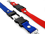 Lanyards in Blau und Rot mit integrierbarem USB-Stick und individueller Logo-Platzierung für Werbezwecke.