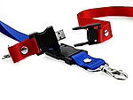 USB-Stick mit rotem und blauem Lanyard, ideal für individuelle Logos und als Werbegeschenk. Praktisch und funktional.