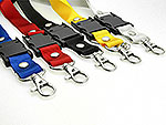 Bunte Lanyards mit Karabinerhaken und Sicherheitsverschluss, ideal für Veranstaltungen und zur Ausweissicherung.
