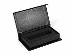 Elegante schwarze Klappbox mit samtiger Innenauskleidung, ideal für die Präsentation von USB-Sticks oder kleinen Geschenken.