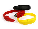 USB-Armband in Rot, Gelb und Schwarz, mit Platz für ein individuelles Logo und praktischem Speicher.