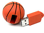 USB-Stick in Form eines Basketballs mit einem orangefarbenen Gehäuse und Platz für ein individuelles Logo.