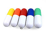Bunte USB-Sticks in Kapsel-Form, ideal für individuelles Branding mit Logo auf der weißen Fläche.