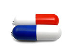 USB-Stick in Form einer Kapsel, kombiniert aus Blau, Rot und Weiß, ideal für individuelle Werbung und Branding.