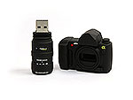 USB-Stick im Kameradesign mit herausnehmbarem Objektiv, ideal für Fotografie-Enthusiasten und als Werbegeschenk.