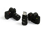 USB-Stick im Kameradesign mit drehbarem Objektiv und Platz für individuelle Logos zur Personalisierung.