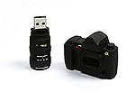 USB-Stick im Kameradesign mit einem Objektiv und Platz für individuelles Branding. Ideal für Fotografie-Fans und Werbezwecke.