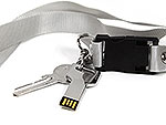 USB-Stick in Schlüsselanhängerform mit silbernem Gehäuse und Platz für ein personalisiertes Logo.