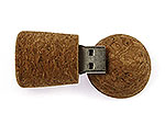 USB-Stick im Korkdesign mit abnehmbarem Deckel, ideal für individualisierbare Werbeaktionen und kreative Geschenke.