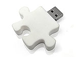 USB-Stick in Form eines Puzzlestücks, ideal für individuelles Branding und kreative Werbeaktionen.