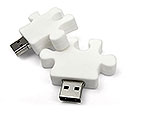 USB-Stick in Form eines Puzzlestücks, ideal für individuelle Logos und kreative Werbeaktionen.