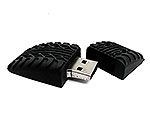 USB-Stick in Reifen-Design mit gummierter Hülle und Platz für individuelles Branding. Ideal für Fahrzeug- und Motorsport-Themen.