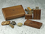 USB-Stick aus Holz mit edler Gravur und zusätzlichem Platz für individuelles Branding. Ideal als Werbegeschenk.