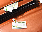 USB-Stick in Visitenkartenform mit Platz für individuelles Firmenlogo in einer braunen Tasche. Ideal für Präsentationen.