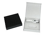 Weiße Magnetbox mit schwarzem Deckel, ideal für die Präsentation von Werbeartikeln oder USB-Sticks.